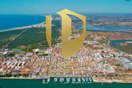 Building situated in the Centre of Vila Real de Santo Antonio to retrieve or construction.