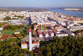 Building situated in the Centre of Vila Real de Santo Antonio to retrieve or construction.