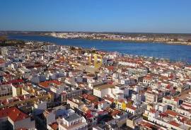 Building situated in the Centre of Vila Real de Santo Antonio to retrieve or construction.
