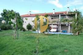 Quinta de Turismo Rural 18TH century completely restored situated in the middle of the mountain on the right bank of the rio Torto, a tributary of the Rabaçal, the Fourteen miles from Valpaços.