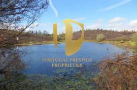 Rustic land in Portimão with natural lake