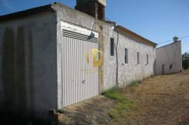 Land with 385.000 m2 and 140m2 of house with 5 bedrooms, living room, WC and garage, pines and dam. Located in the municipality of Castro Marim, in the place of Vale das Zorras.