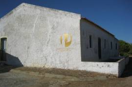 Land with 385.000 m2 and 140m2 of house with 5 bedrooms, living room, WC and garage, pines and dam. Located in the municipality of Castro Marim, in the place of Vale das Zorras.