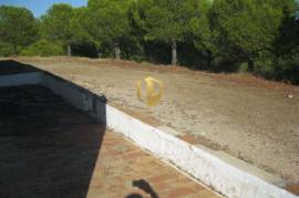 Land with 385.000 m2 and 140m2 of house with 5 bedrooms, living room, WC and garage, pines and dam. Located in the municipality of Castro Marim, in the place of Vale das Zorras.
