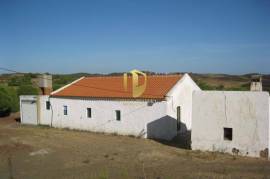 Land with 385.000 m2 and 140m2 of house with 5 bedrooms, living room, WC and garage, pines and dam. Located in the municipality of Castro Marim, in the place of Vale das Zorras.