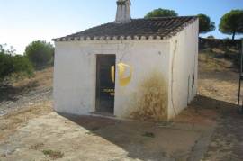 Land with 385.000 m2 and 140m2 of house with 5 bedrooms, living room, WC and garage, pines and dam. Located in the municipality of Castro Marim, in the place of Vale das Zorras.