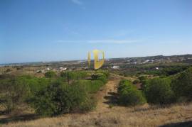 Land with 385.000 m2 and 140m2 of house with 5 bedrooms, living room, WC and garage, pines and dam. Located in the municipality of Castro Marim, in the place of Vale das Zorras.