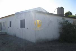 Land with 385.000 m2 and 140m2 of house with 5 bedrooms, living room, WC and garage, pines and dam. Located in the municipality of Castro Marim, in the place of Vale das Zorras.
