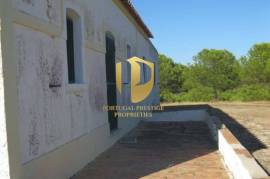 Land with 385.000 m2 and 140m2 of house with 5 bedrooms, living room, WC and garage, pines and dam. Located in the municipality of Castro Marim, in the place of Vale das Zorras.