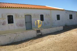 Land with 385.000 m2 and 140m2 of house with 5 bedrooms, living room, WC and garage, pines and dam. Located in the municipality of Castro Marim, in the place of Vale das Zorras.