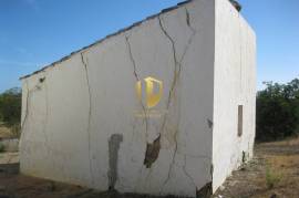 Land with 385.000 m2 and 140m2 of house with 5 bedrooms, living room, WC and garage, pines and dam. Located in the municipality of Castro Marim, in the place of Vale das Zorras.