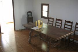 Land with 385.000 m2 and 140m2 of house with 5 bedrooms, living room, WC and garage, pines and dam. Located in the municipality of Castro Marim, in the place of Vale das Zorras.