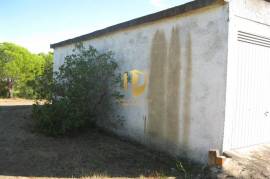 Land with 385.000 m2 and 140m2 of house with 5 bedrooms, living room, WC and garage, pines and dam. Located in the municipality of Castro Marim, in the place of Vale das Zorras.