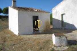 Land with 385.000 m2 and 140m2 of house with 5 bedrooms, living room, WC and garage, pines and dam. Located in the municipality of Castro Marim, in the place of Vale das Zorras.