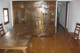 Land with 385.000 m2 and 140m2 of house with 5 bedrooms, living room, WC and garage, pines and dam. Located in the municipality of Castro Marim, in the place of Vale das Zorras.