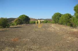 Land with 385.000 m2 and 140m2 of house with 5 bedrooms, living room, WC and garage, pines and dam. Located in the municipality of Castro Marim, in the place of Vale das Zorras.