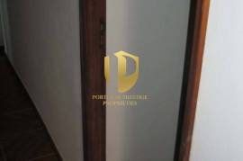 Land with 385.000 m2 and 140m2 of house with 5 bedrooms, living room, WC and garage, pines and dam. Located in the municipality of Castro Marim, in the place of Vale das Zorras.