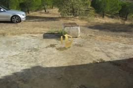 Land with 385.000 m2 and 140m2 of house with 5 bedrooms, living room, WC and garage, pines and dam. Located in the municipality of Castro Marim, in the place of Vale das Zorras.