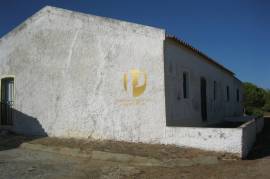 House 5 bedrooms, living room, toilet and garage to recover or build a rural tourism with 2000 with a land with 385,000m2 , pine trees and dam. Located in the municipality of Castro Marim, on the site of the Vale das Zorras.