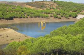 Land with 647.025m2 with possibility to make villa of 300 m2 +30 m2 of garage or a rural tourism with 2000 m2 in Castro Marim