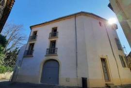 Stunning Renovated 17th Century Town House With About 235 M2 Of Living Space, Courtyard And Terrace Just 5 Minutes From Pezenas.