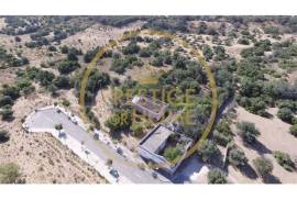 Farm with about 3979 m2 with a construction area of about 1600m2 with a project for a home with 40 beds! This property is located about 2 km from Loulé, with excellent access and enormous potential for profitability