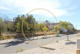 Farm with about 3979 m2 with a construction area of about 1600m2 with a project for a home with 40 beds! This property is located about 2 km from Loulé, with excellent access and enormous potential for profitability