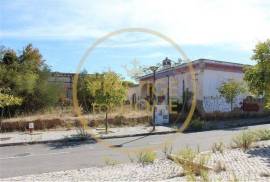 Farm with about 3979 m2 with a construction area of about 1600m2 with a project for a home with 40 beds! This property is located about 2 km from Loulé, with excellent access and enormous potential for profitability