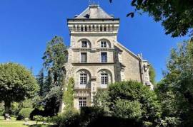 Stunning 19th C château, completely restored, heated pool, gite, beautiful gardens