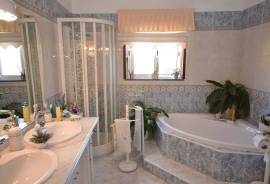 Commercial Building: Restaurante + Shop + 1 Apartment + Storage - Loulé / EN125