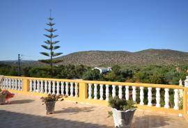 Commercial Building: Restaurante + Shop + 1 Apartment + Storage - Loulé / EN125