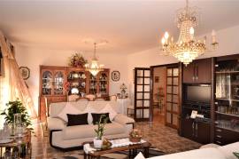 Commercial Building: Restaurante + Shop + 1 Apartment + Storage - Loulé / EN125