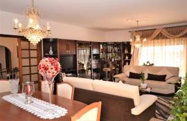 Commercial Building: Restaurante + Shop + 1 Apartment + Storage - Loulé / EN125