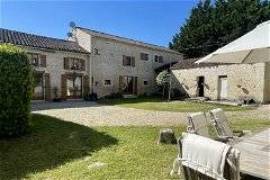 Suberb hidden gem, 2 houses ( 560 m² ) and heated pool