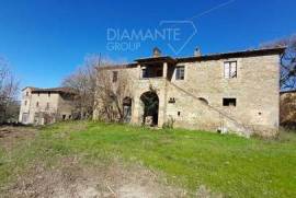 P6362- Stone farmhouse with several outbuildings and 4.3 hectares of land overlooking Lake Trasimeno