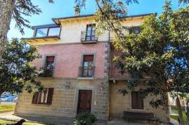 CDP7170 - Detached villa on three levels divided into three flats with garden