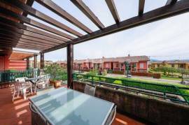 Möblierte Dreizimmerwohnung mit Terrasse in Residenz mit Schwimmbad
