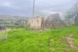 Ruins with Potential: Restoration Opportunity in a Typical Village of the Algarve