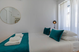 RENOVATED BUILDING WITH 4 FURNISHED AND EQUIPPED APARTMENTS