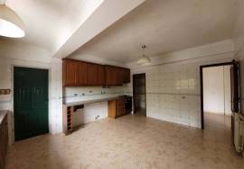 Excellent Opportunity in Porto Salvo, 5 Bedroom House
