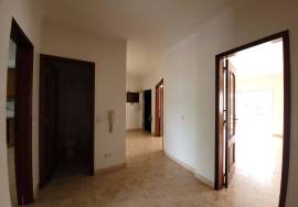 Excellent Opportunity in Porto Salvo, 5 Bedroom House