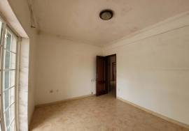 Excellent Opportunity in Porto Salvo, 5 Bedroom House