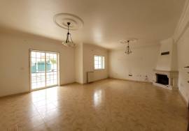Excellent Opportunity in Porto Salvo, 5 Bedroom House