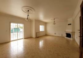 Excellent Opportunity in Porto Salvo, 5 Bedroom House