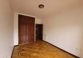 Excellent Opportunity in Porto Salvo, 5 Bedroom House