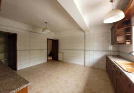 Excellent Opportunity in Porto Salvo, 5 Bedroom House