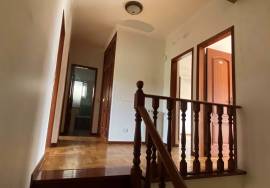 Excellent Opportunity in Porto Salvo, 5 Bedroom House