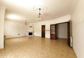 Excellent Opportunity in Porto Salvo, 5 Bedroom House