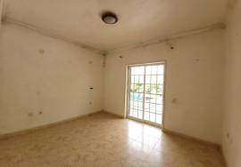 Excellent Opportunity in Porto Salvo, 5 Bedroom House