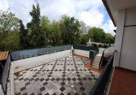 Excellent Opportunity in Porto Salvo, 5 Bedroom House